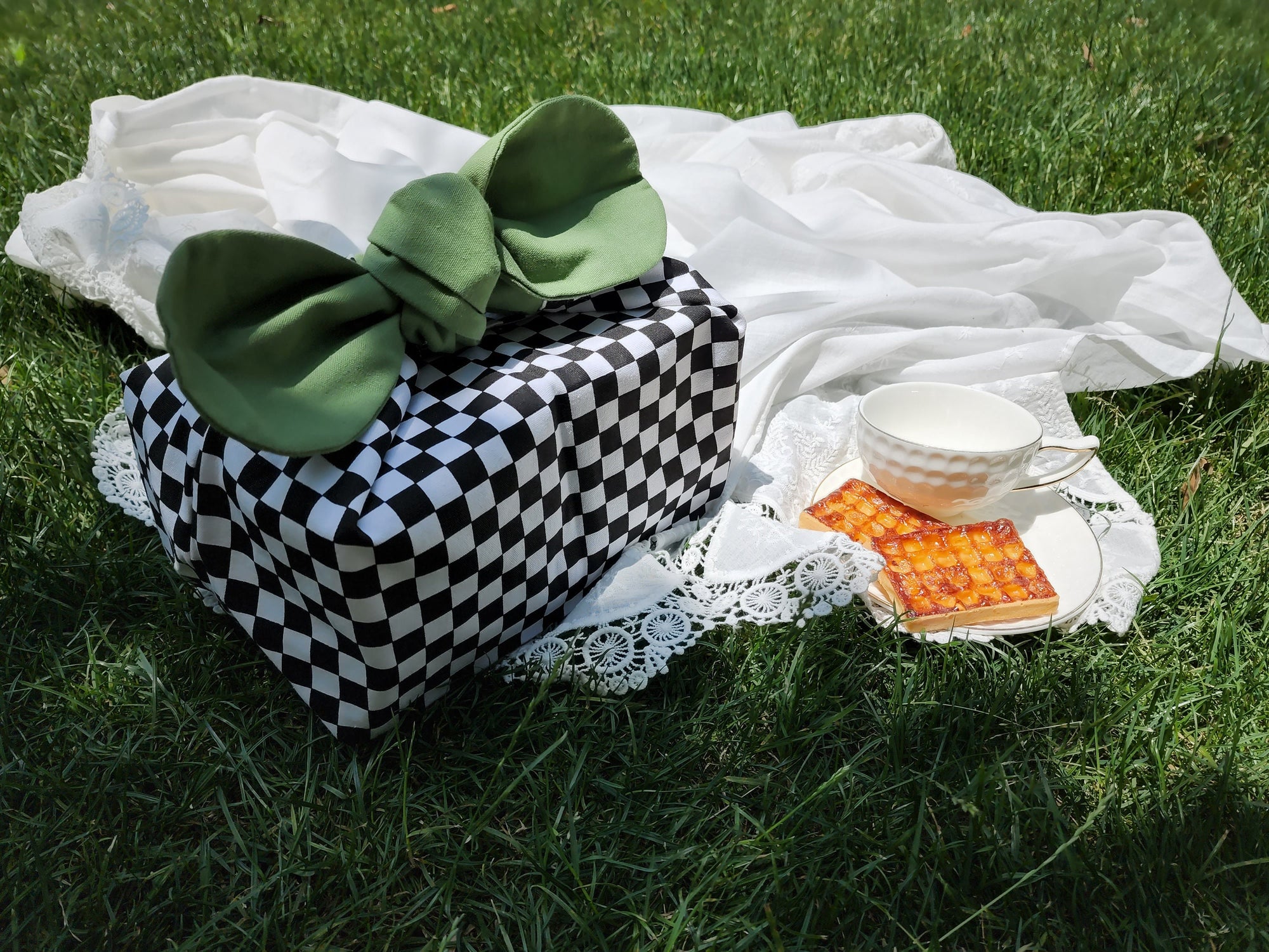 Custom Name black and white plaid insulated lunch bag bento bag, zero waste , Eco Friendly lunch box cloth School Gift for women