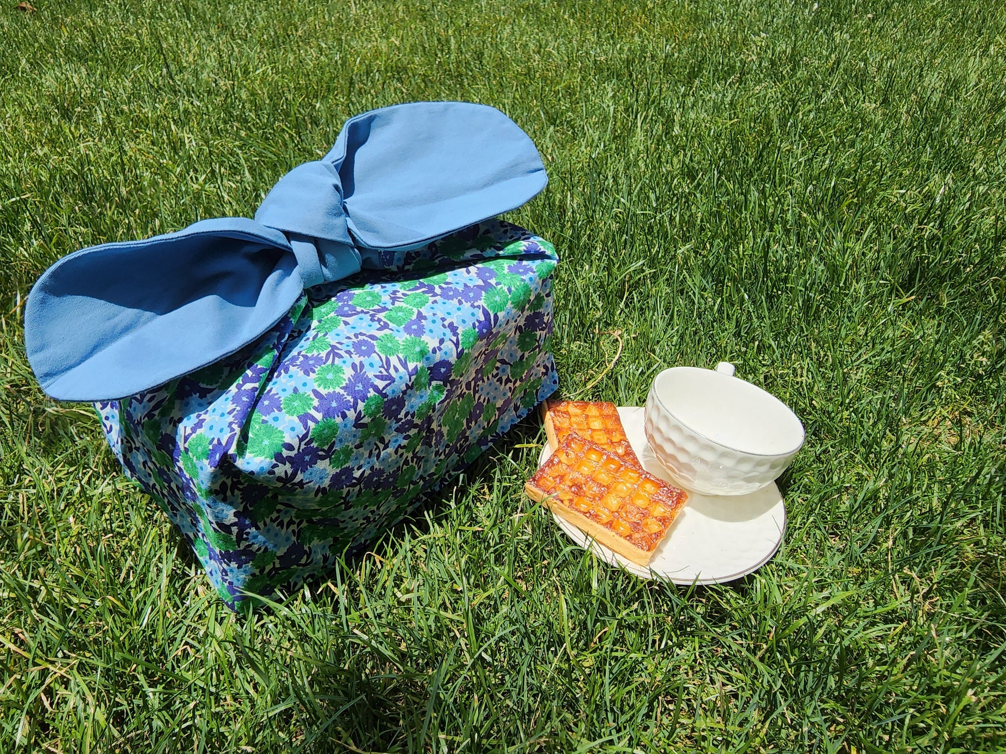 Custom Name Blue flowers insulated lunch bag bento bag, zero waste , Eco Friendly lunch box cloth School Gift for women