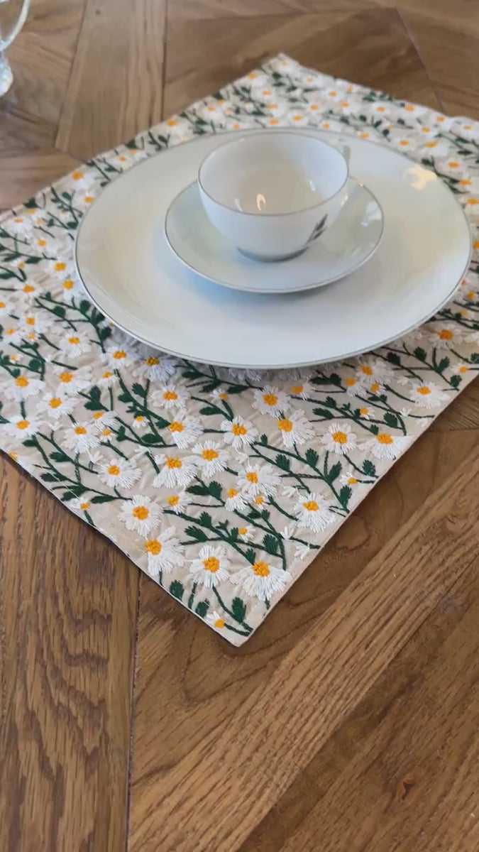 Placemats personalized, placemats with custom name, table setting, table decoration placemat , Housewarming gift Embroidered Daisy
