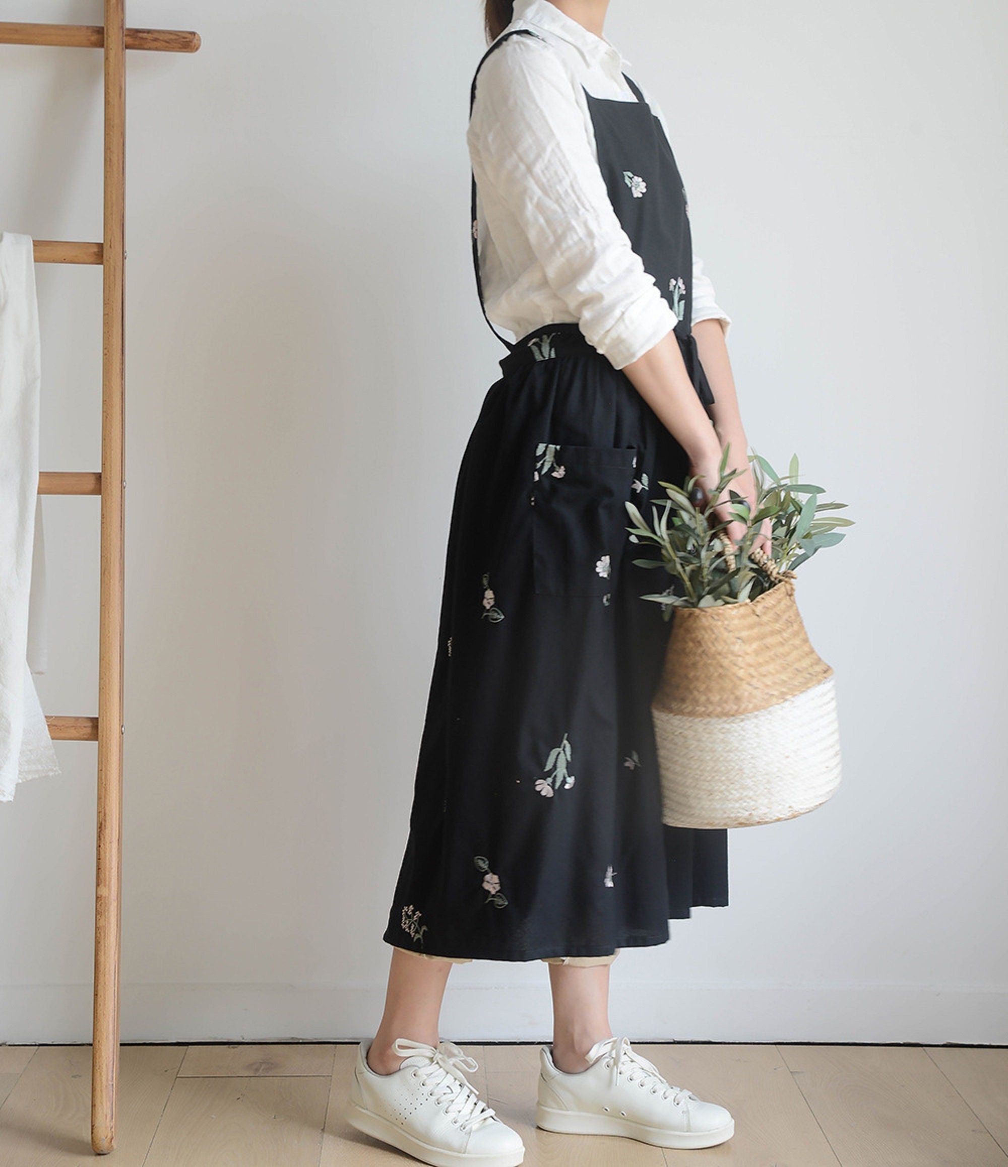 100% Cotton Apron embroidery flower apron Dress waterproof, garden apron dress, Everyday apron dress,kitchen apron dress，black gift for her