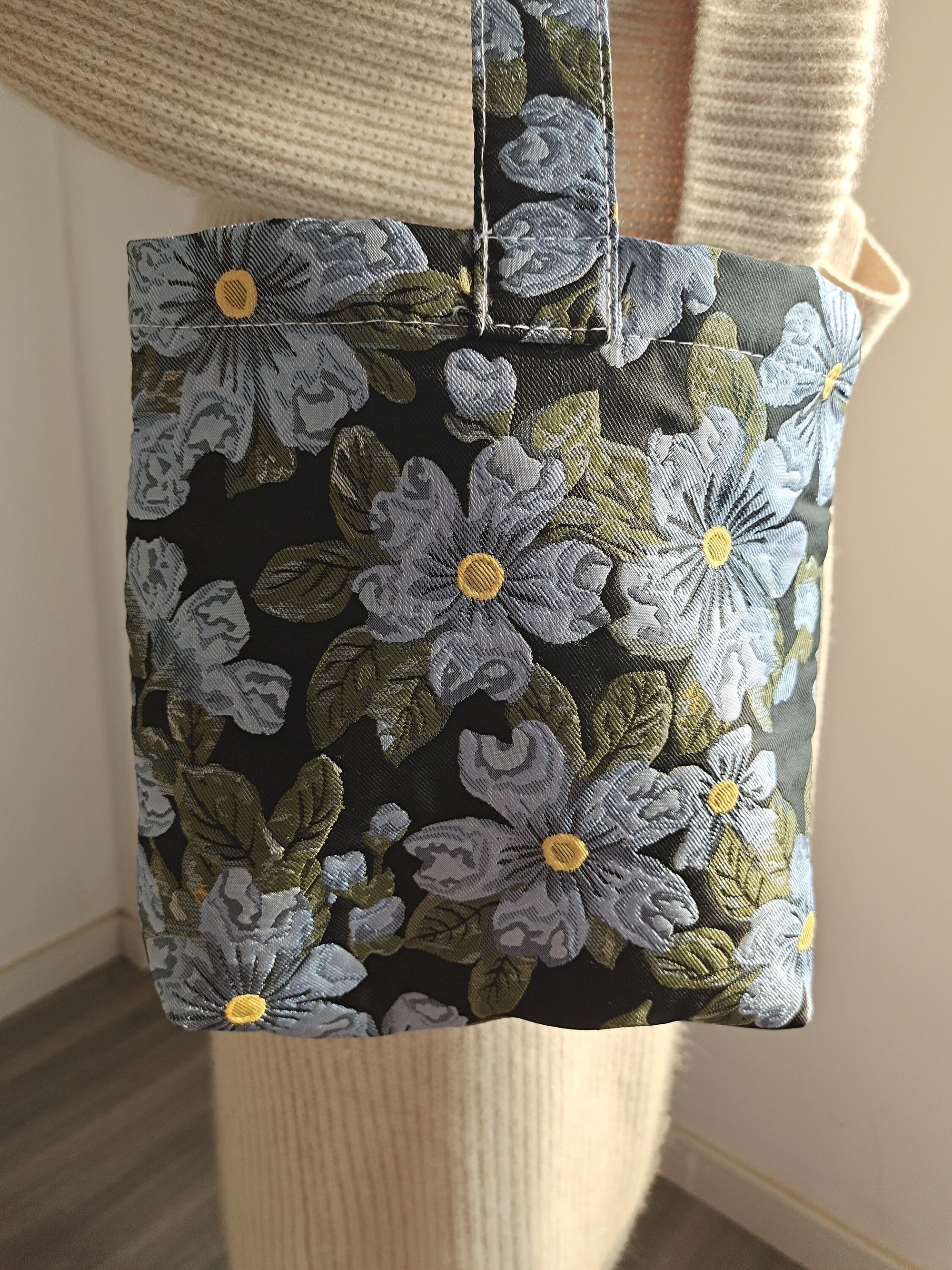 Vintage Embroidered Elegant Flower Design tote bag，bottle holder bag, bucket bag，market bag,handbag，Christmas gift